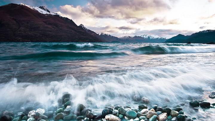 Pleasant To Watch The Waves In The Sea
